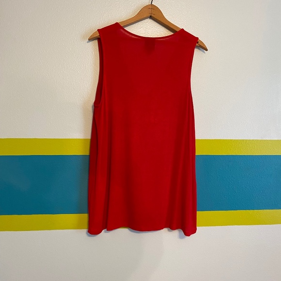Red V-Neck Sleeveless Top - Picture 4 of 6